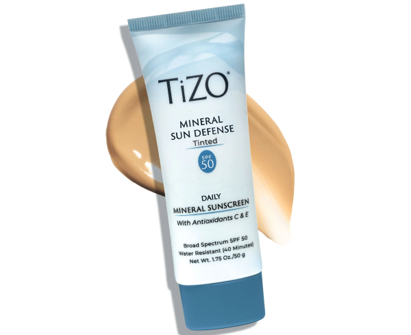 Kem chống nắng TiZO Mineral Sun Defense Tinted SPF 50 là một sản phẩm kem chống nắng khoáng chất, nhẹ nhàng và dễ thấm vào da. Sản phẩm này không gây bết dính, rất thích hợp cho mùa hè nắng nóng.